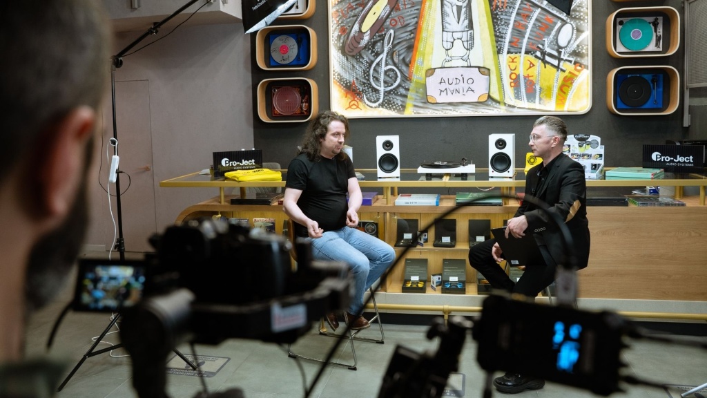 01 MAIN Vinyl Academy.jpg