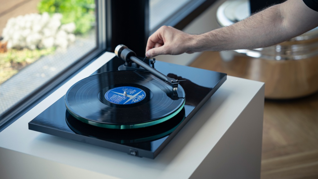 01 Pro-Ject T2 W (Rainer) main .jpg